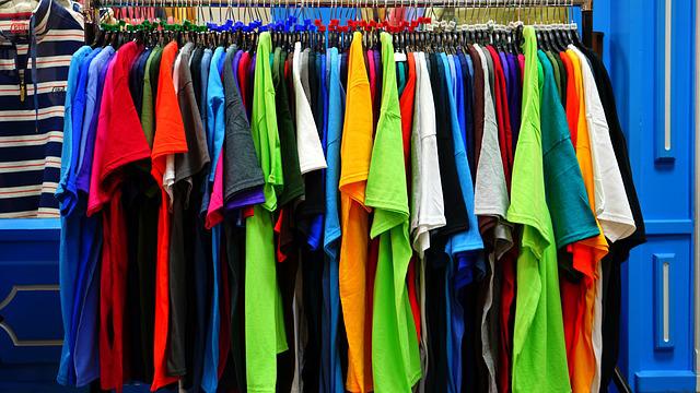 Kleiderständer mit Kleidung aus Bio-Baumwolle