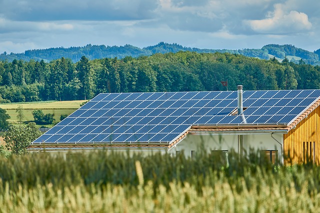 nachhaltig wohnen mit Sonnenkollektoren