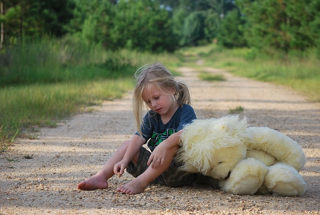 nachhaltiges Spielzeug: Mädchen mit Bio-Baumwolle Kuscheltier.